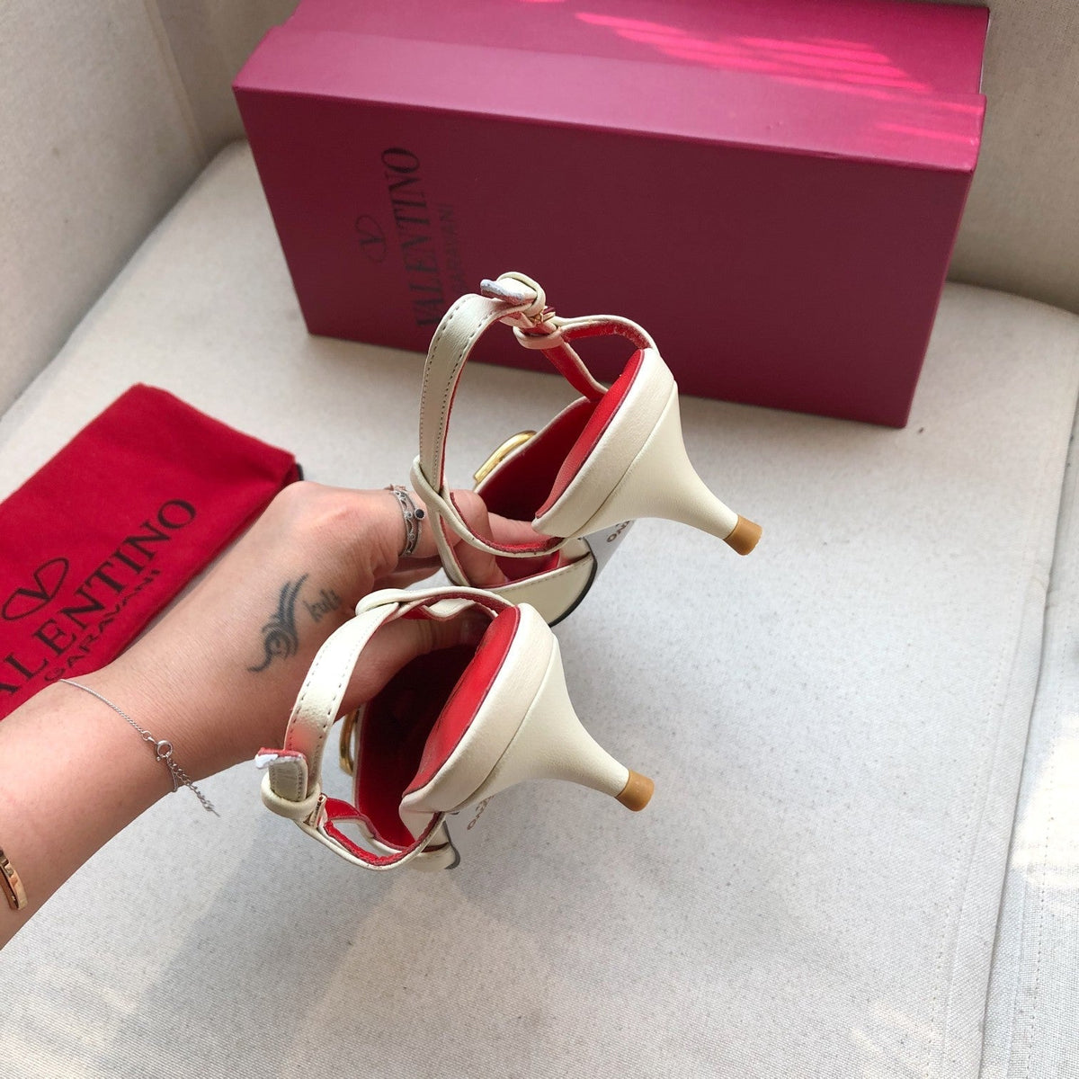 VLOGO SIGNATURE WHITE CREAM CALFSKIN HIGH SLINGBACK PUMP 4 CM