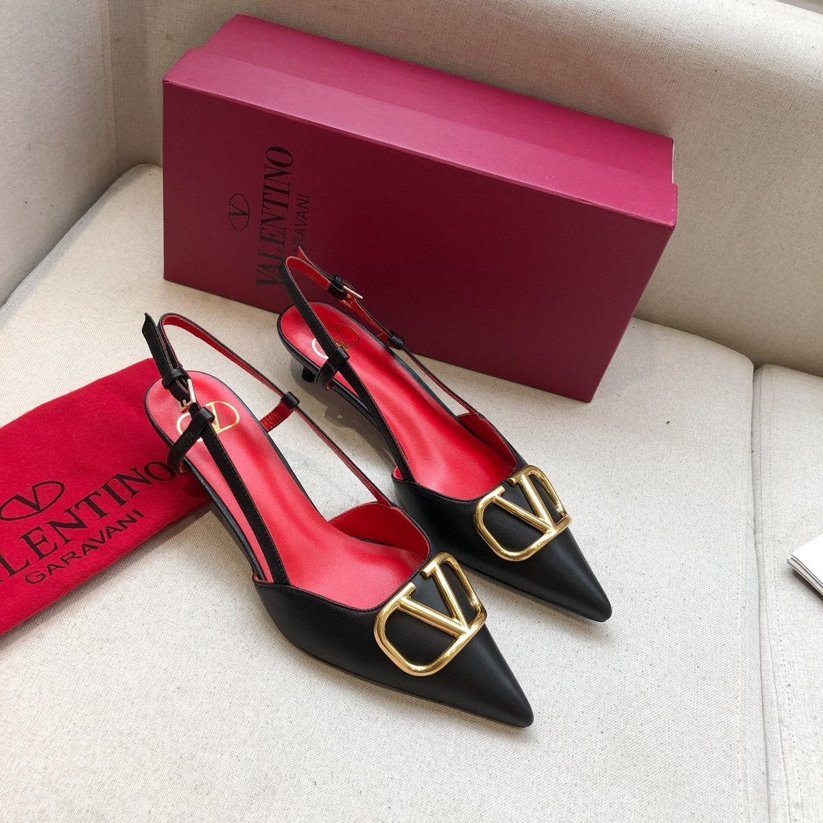VLOGO SIGNATURE BLACK CALFSKIN HIGH SLINGBACK PUMP 4 CM WITH GOLD LOGO