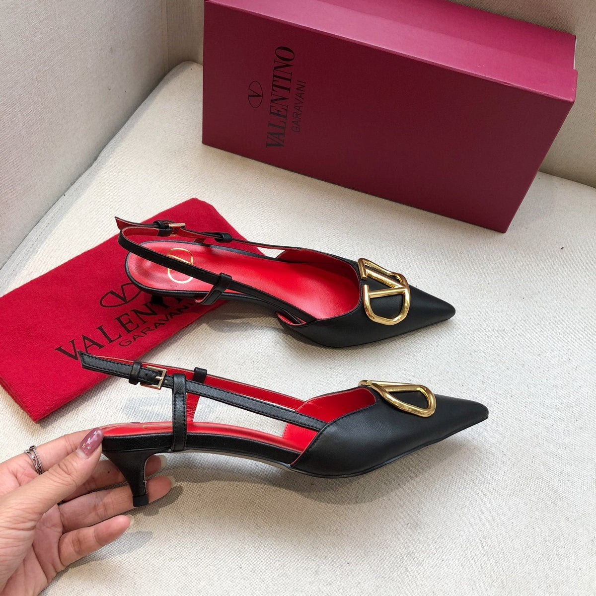 VLOGO SIGNATURE BLACK CALFSKIN HIGH SLINGBACK PUMP 4 CM WITH GOLD LOGO