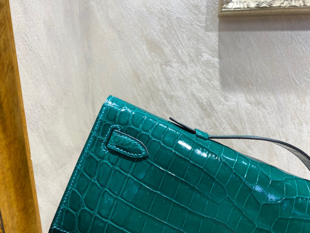 KELLY CUT 31 IN PINE GREEN SHINNY ALLIGATOR LEATHER WITH GOLD HARDWARE