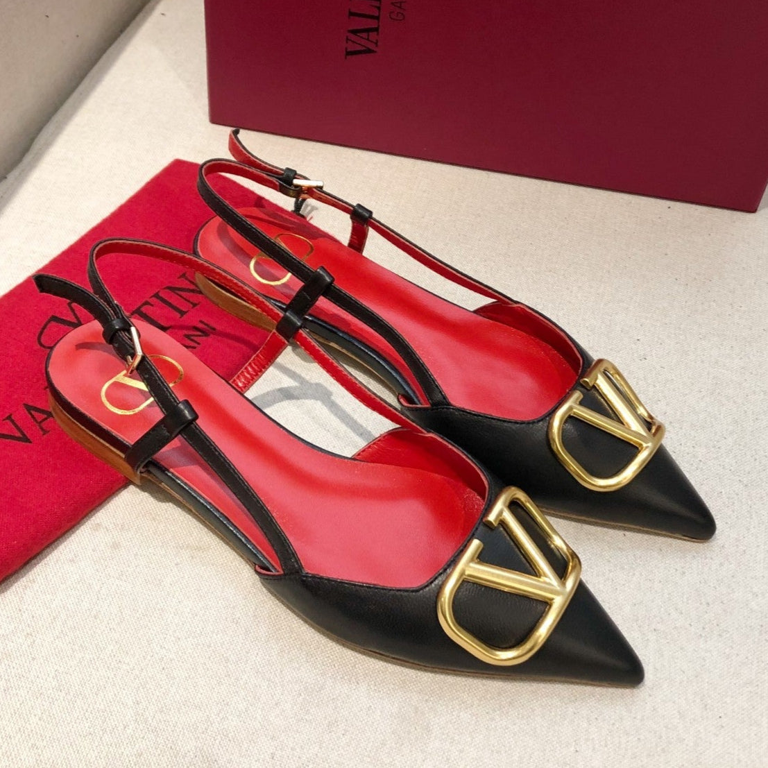 VLOGO SIGNATURE BLACK CALFSKIN FLAT SLINGBACK PUMP WITH GOLD LOGO
