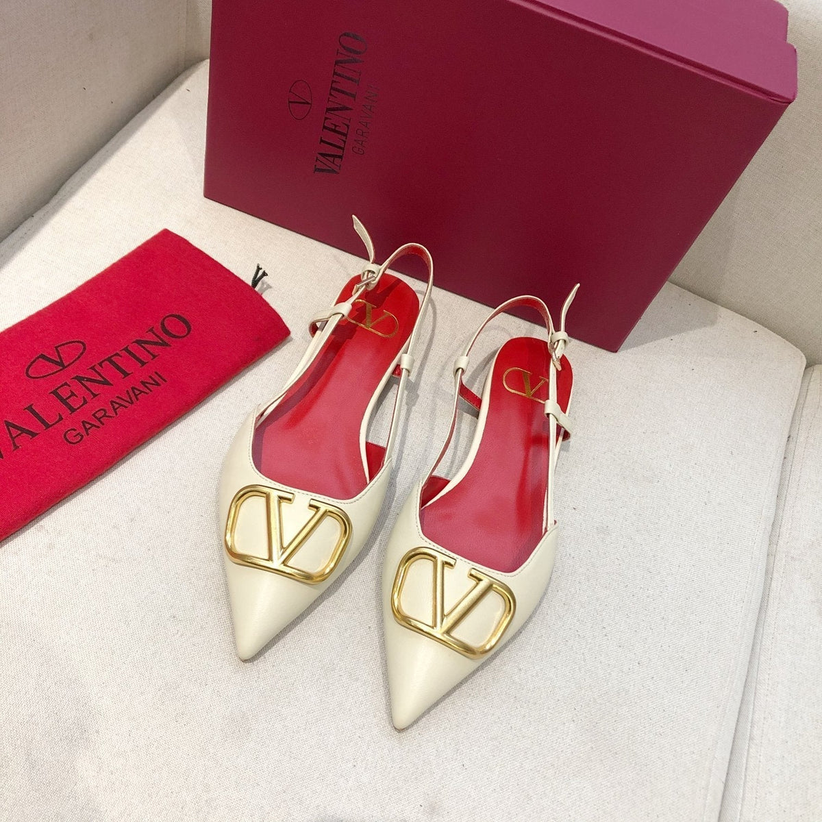 VLOGO SIGNATURE WHITE CALFSKIN FLAT SLINGBACK PUMP WITH GOLD LOGO