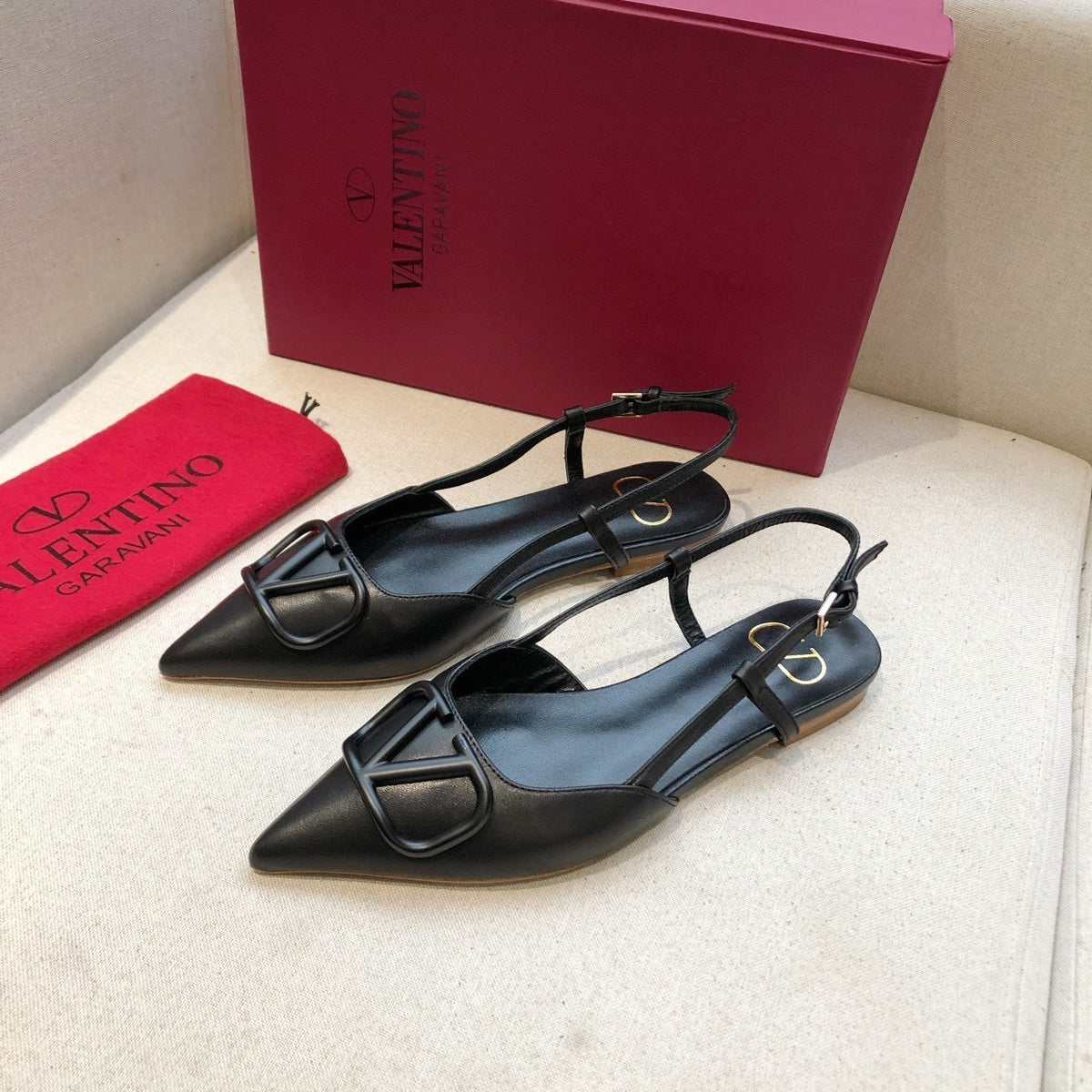 VLOGO SIGNATURE BLACK CALFSKIN FLAT SLINGBACK PUMP