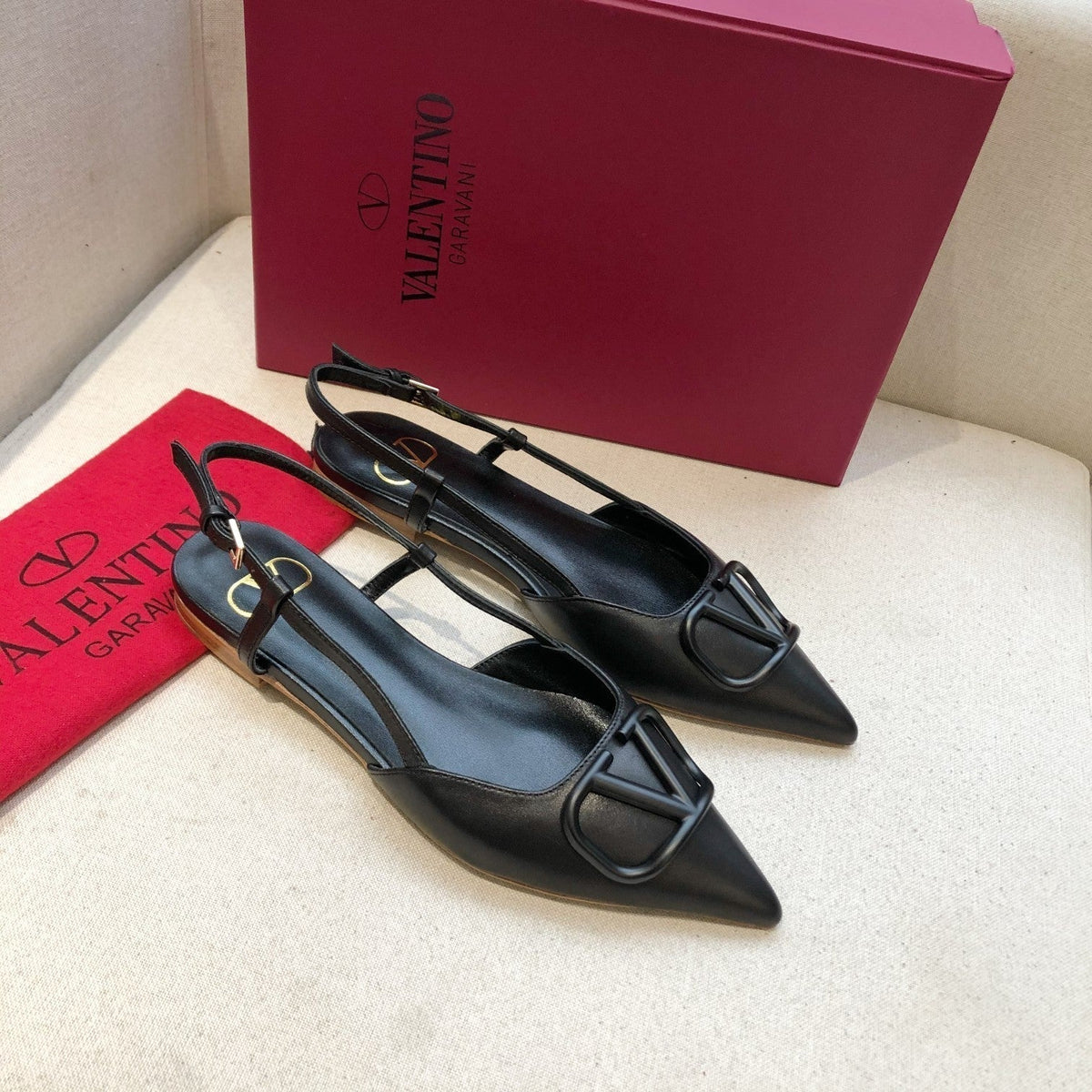 VLOGO SIGNATURE BLACK CALFSKIN FLAT SLINGBACK PUMP
