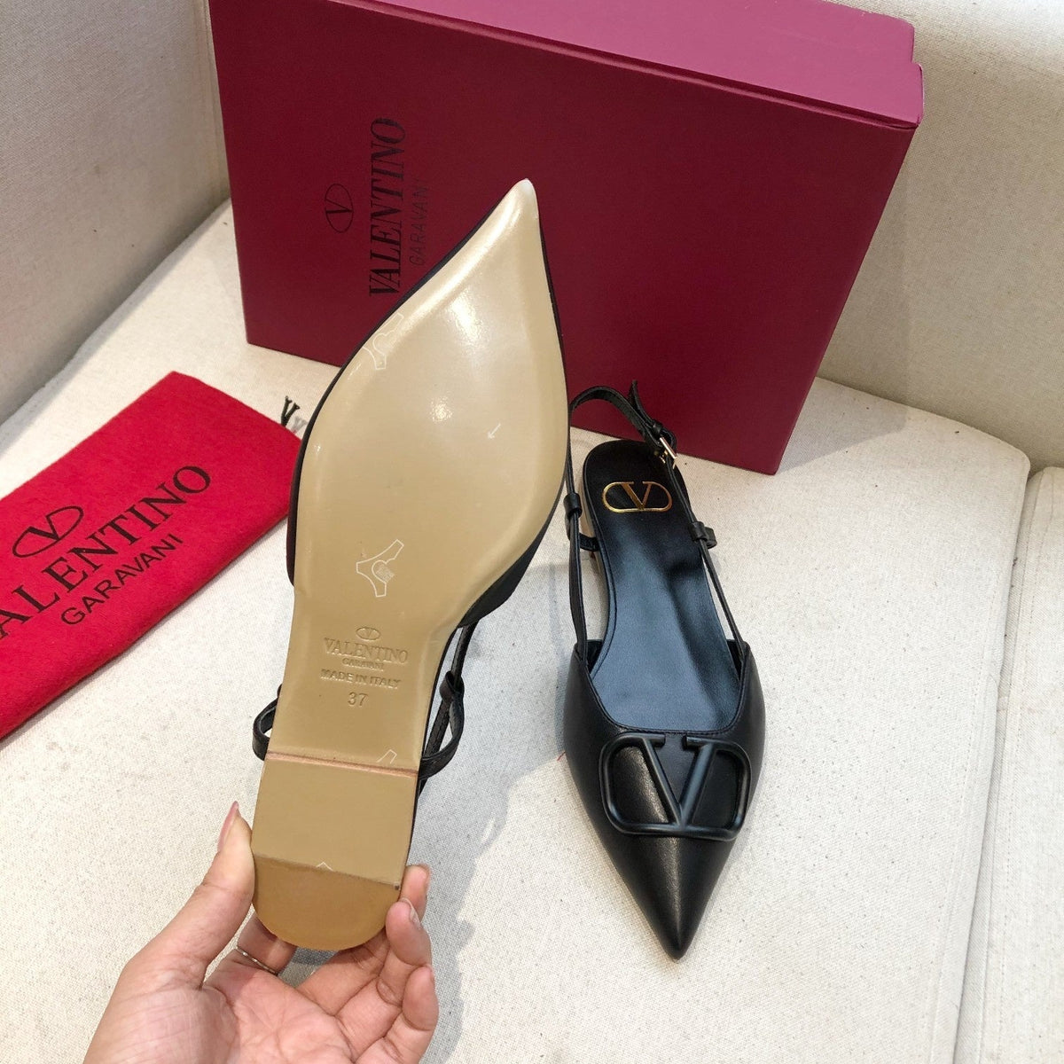 VLOGO SIGNATURE BLACK CALFSKIN FLAT SLINGBACK PUMP
