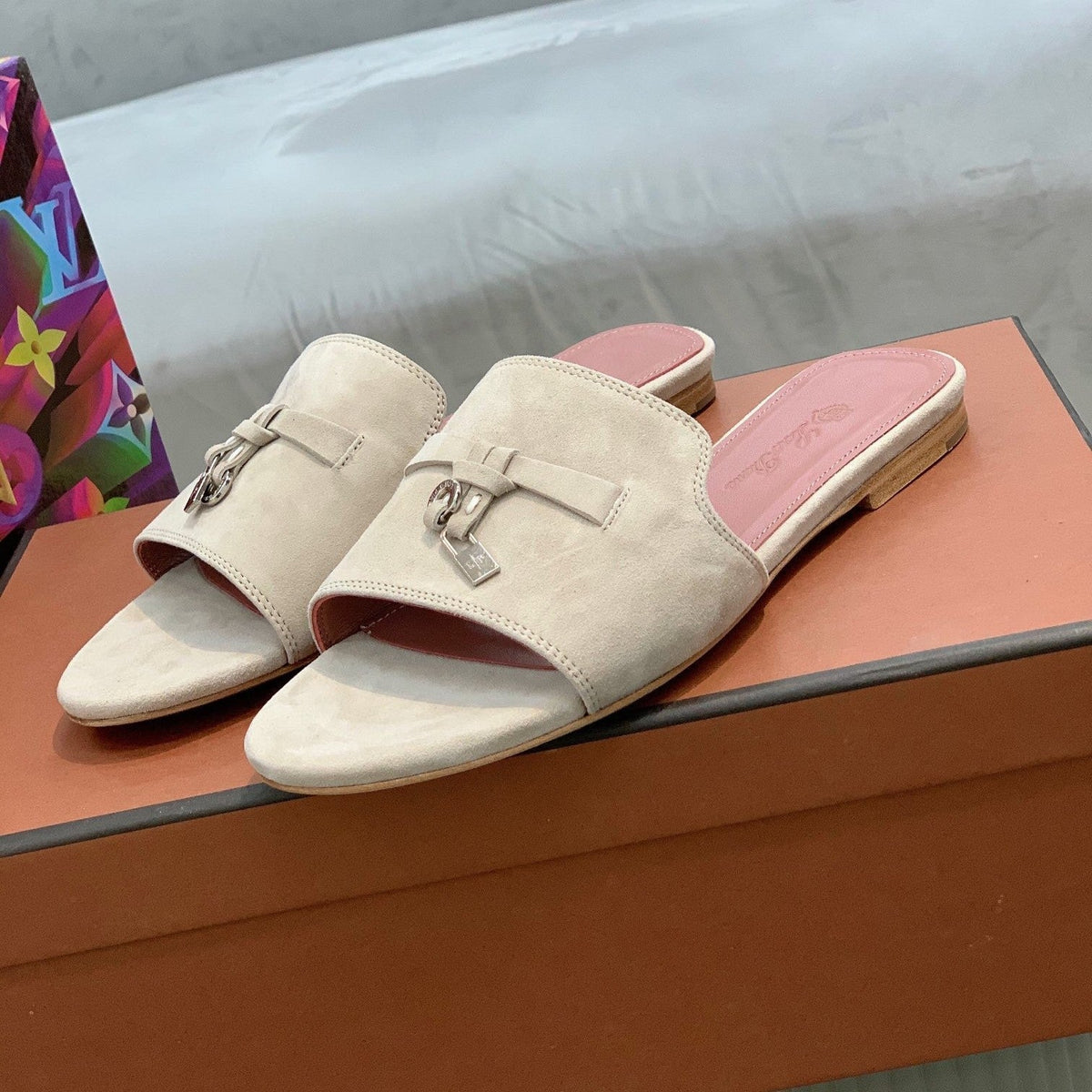 Summer Charms Sandals in Pale Gray Suede Pink Lambskin