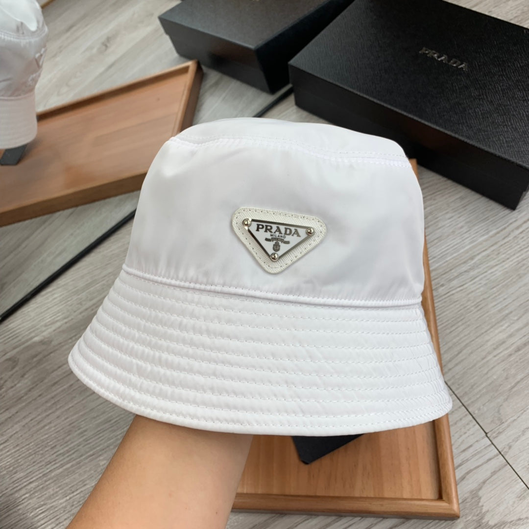BUCKET HAT IN WHITE RE-NYLON 234104