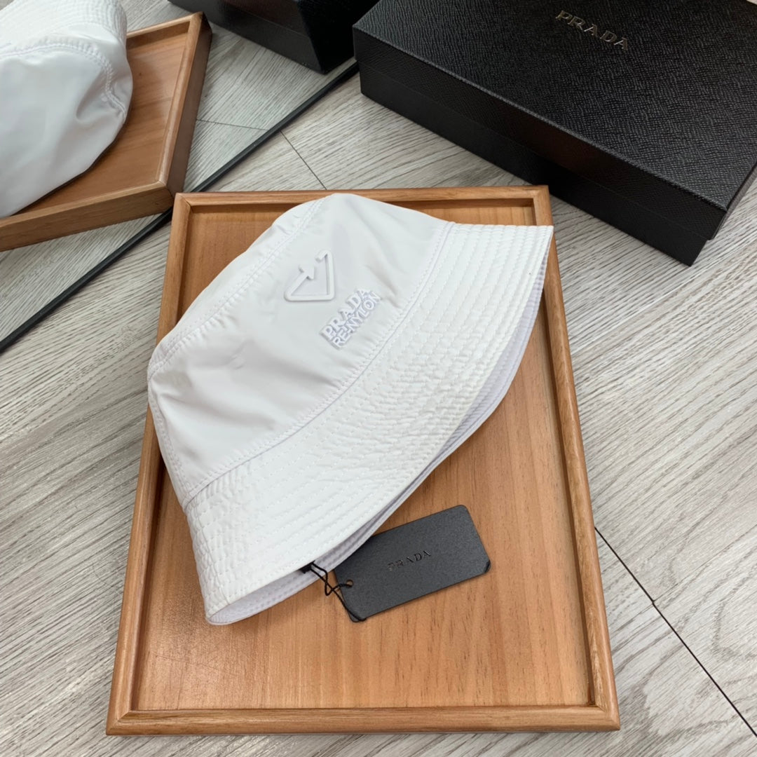 BUCKET HAT IN WHITE RE-NYLON 234104