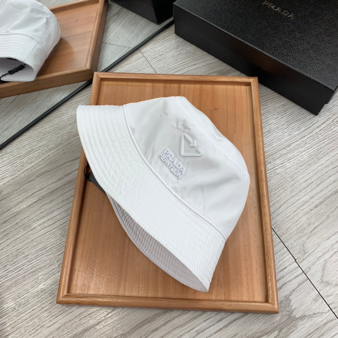 BUCKET HAT IN WHITE RE-NYLON 234104