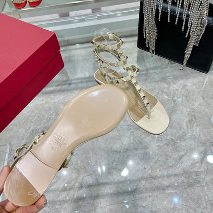 ROCKSTUD THONG SANDAL WITH STRAPS IN WHITE CALFSKIN