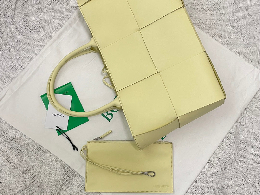 SMALL ARCO TOTE 30 IN LIGHT YELLOW LAMBSKIN