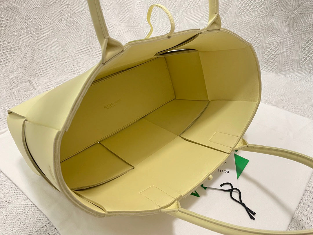 SMALL ARCO TOTE 30 IN LIGHT YELLOW LAMBSKIN