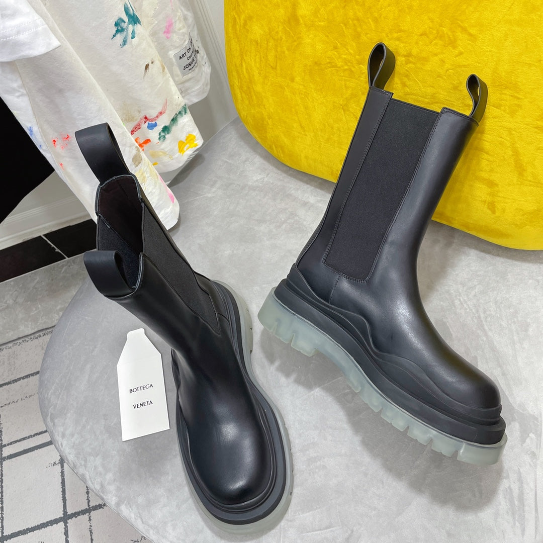 TIRE CHELSEA BOOT IN BLACK CALFSKIN WITH PALE GRAY SOLE