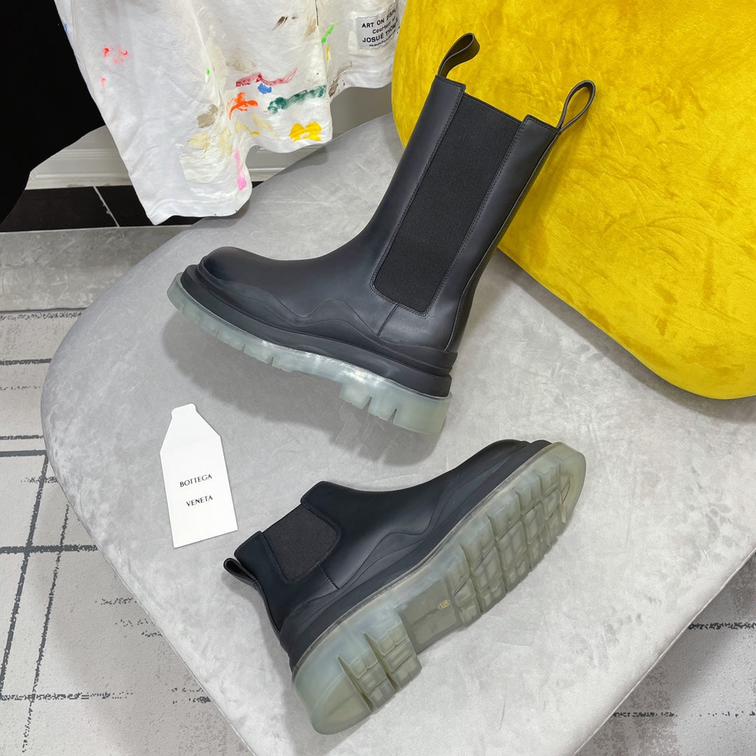 TIRE CHELSEA BOOT IN BLACK CALFSKIN WITH PALE GRAY SOLE