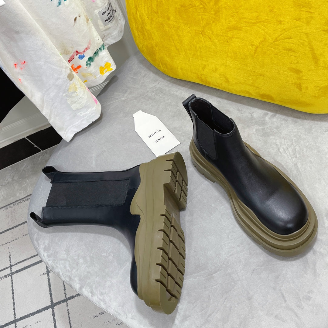 TIRE CHELSEA BOOT IN BLACK MIX OLIVE GREEN CALFSKIN