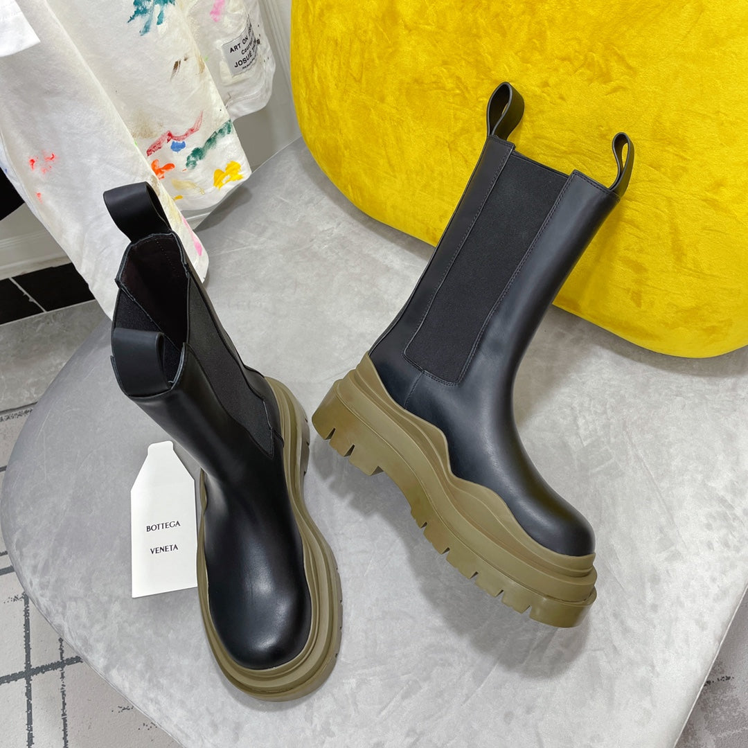 TIRE CHELSEA BOOT IN BLACK MIX OLIVE GREEN CALFSKIN