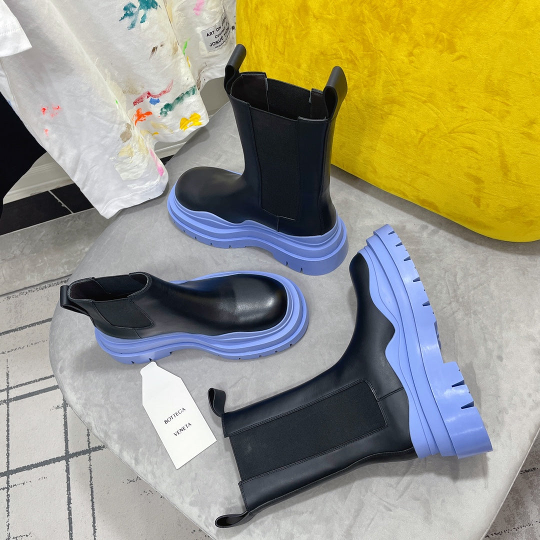 TIRE CHELSEA BOOT IN BLACK MIX CORNFLOWER BLUE CALFSKIN