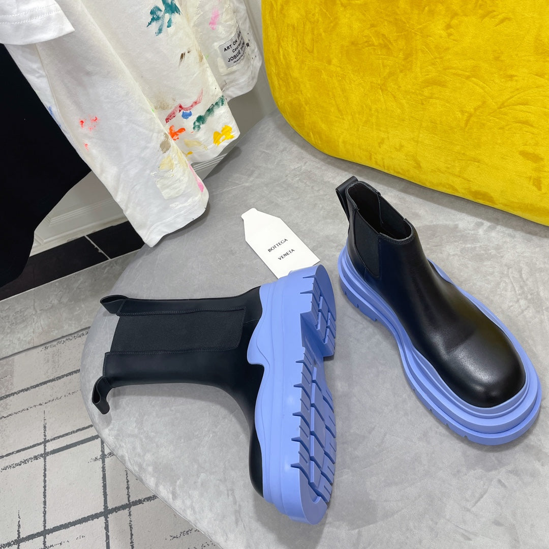 TIRE CHELSEA BOOT IN BLACK MIX CORNFLOWER BLUE CALFSKIN
