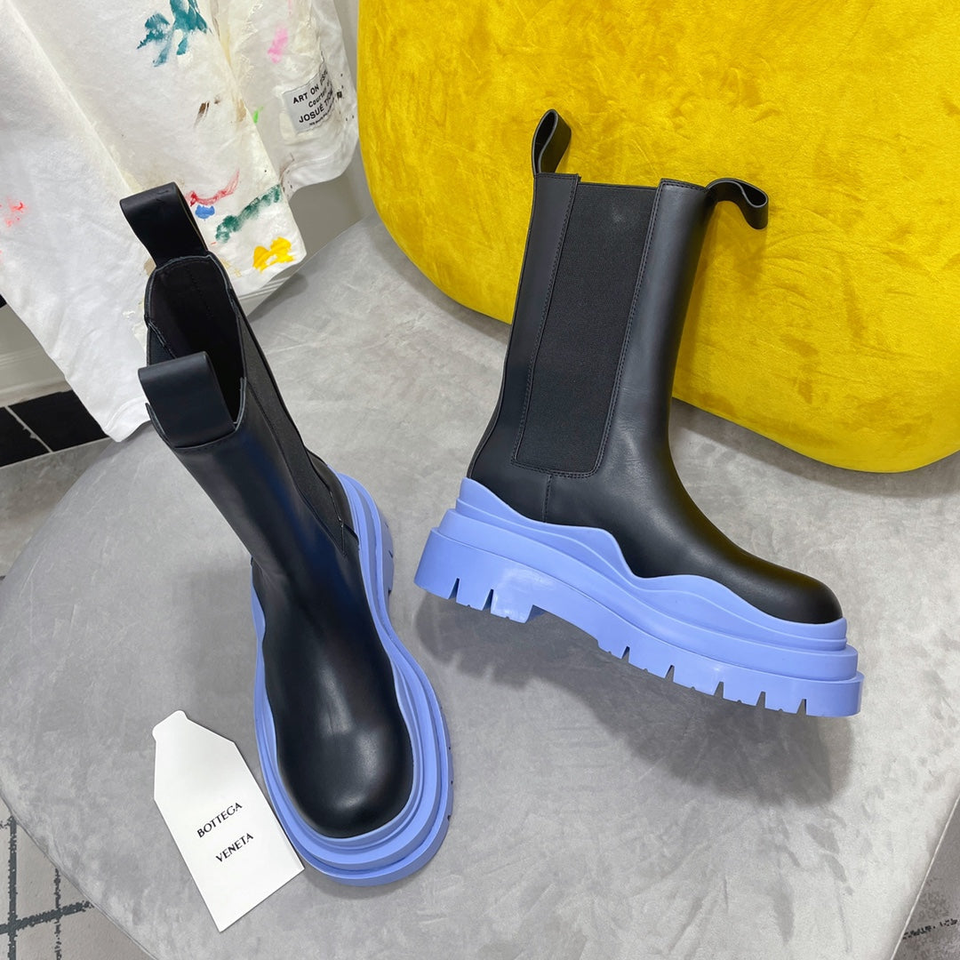 TIRE CHELSEA BOOT IN BLACK MIX CORNFLOWER BLUE CALFSKIN