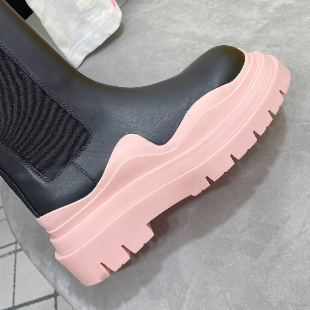 TIRE CHELSEA BOOT IN PALE PINK MIX BLACK CALFSKIN
