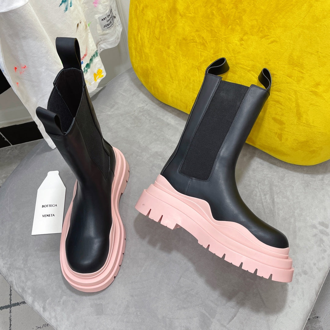 TIRE CHELSEA BOOT IN PALE PINK MIX BLACK CALFSKIN