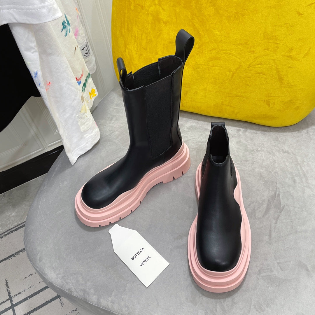 TIRE CHELSEA BOOT IN PALE PINK MIX BLACK CALFSKIN