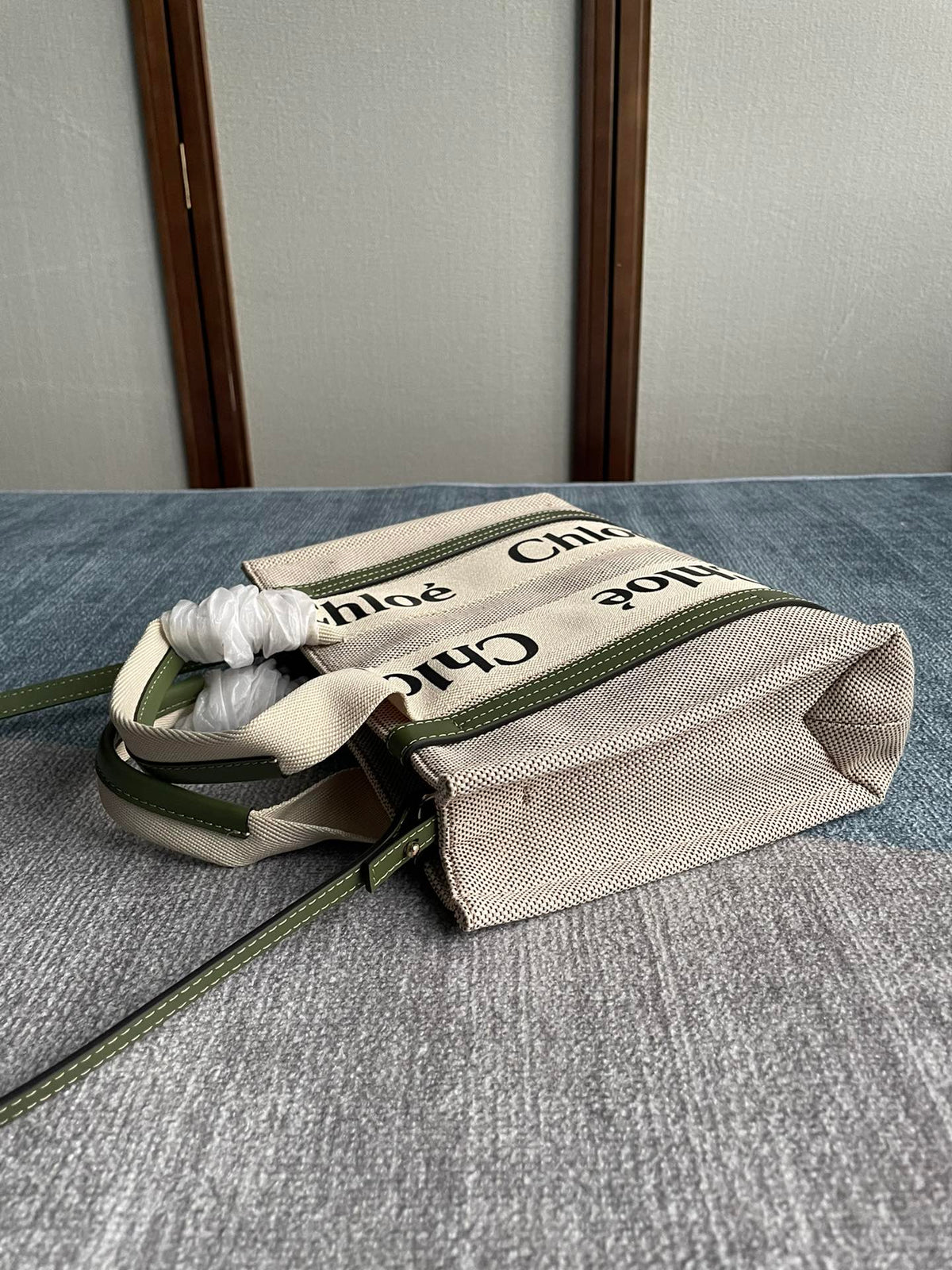 SMALL STRAP WOODY TOTE BAG 26.5 IN BEIGE LINEN CANVAS BLACK WEBBING LOGO EMBROIDER GREEN CALFSKIN