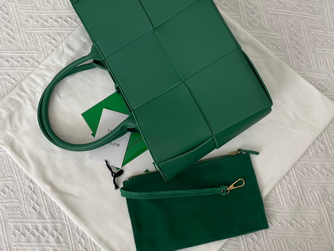 SMALL ARCO TOTE 30 IN GREEN PEA LAMBSKIN