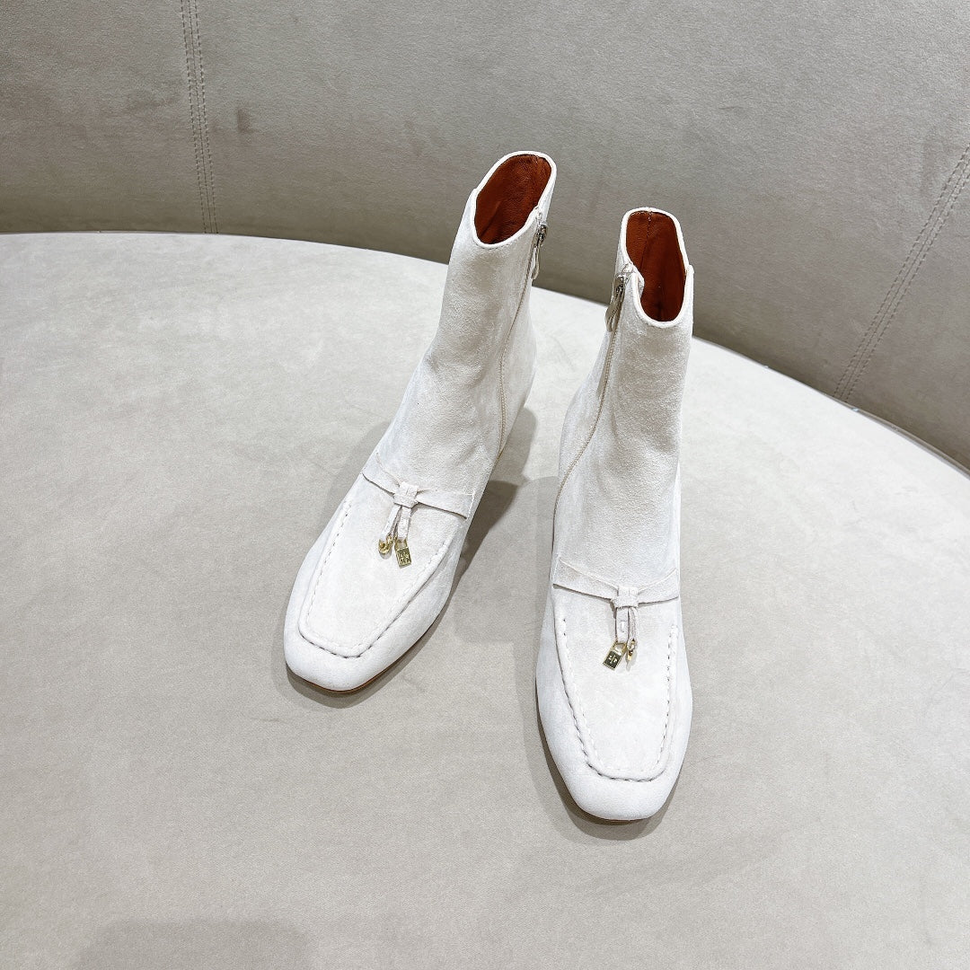 LP CHARMS ANKLE BOOTS METAL LOCK WHITE SUEDE