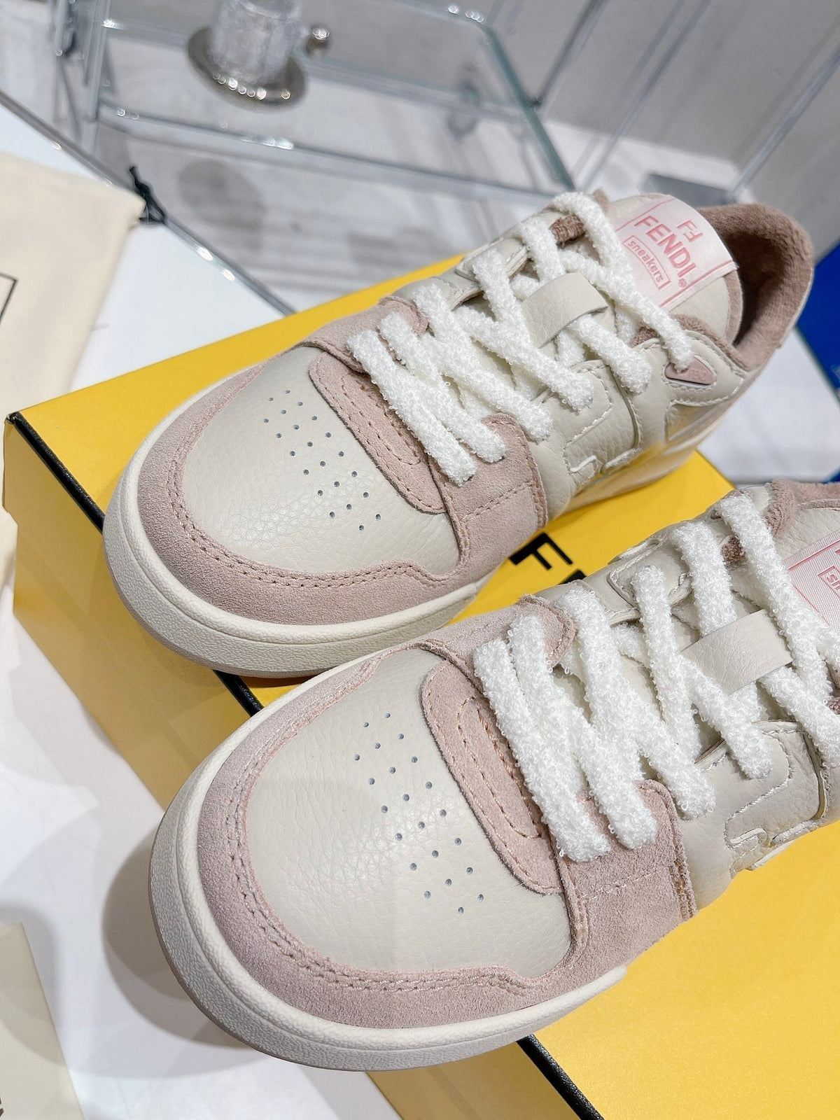 FENDI CASUAL SNEAKER IN WHITE CALFSKIN AND LIGHT PINK SUEDE