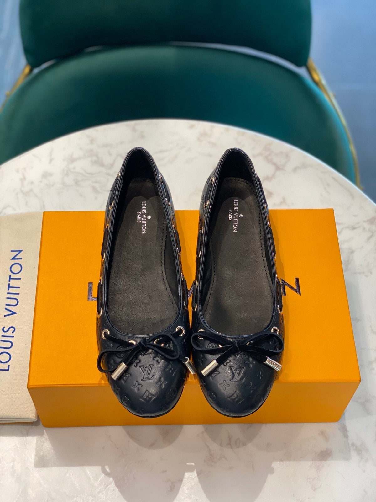LV WOMEN'S BALLET FLAT IN BLACK EMBOSSED CALFSKIN WITH BOW