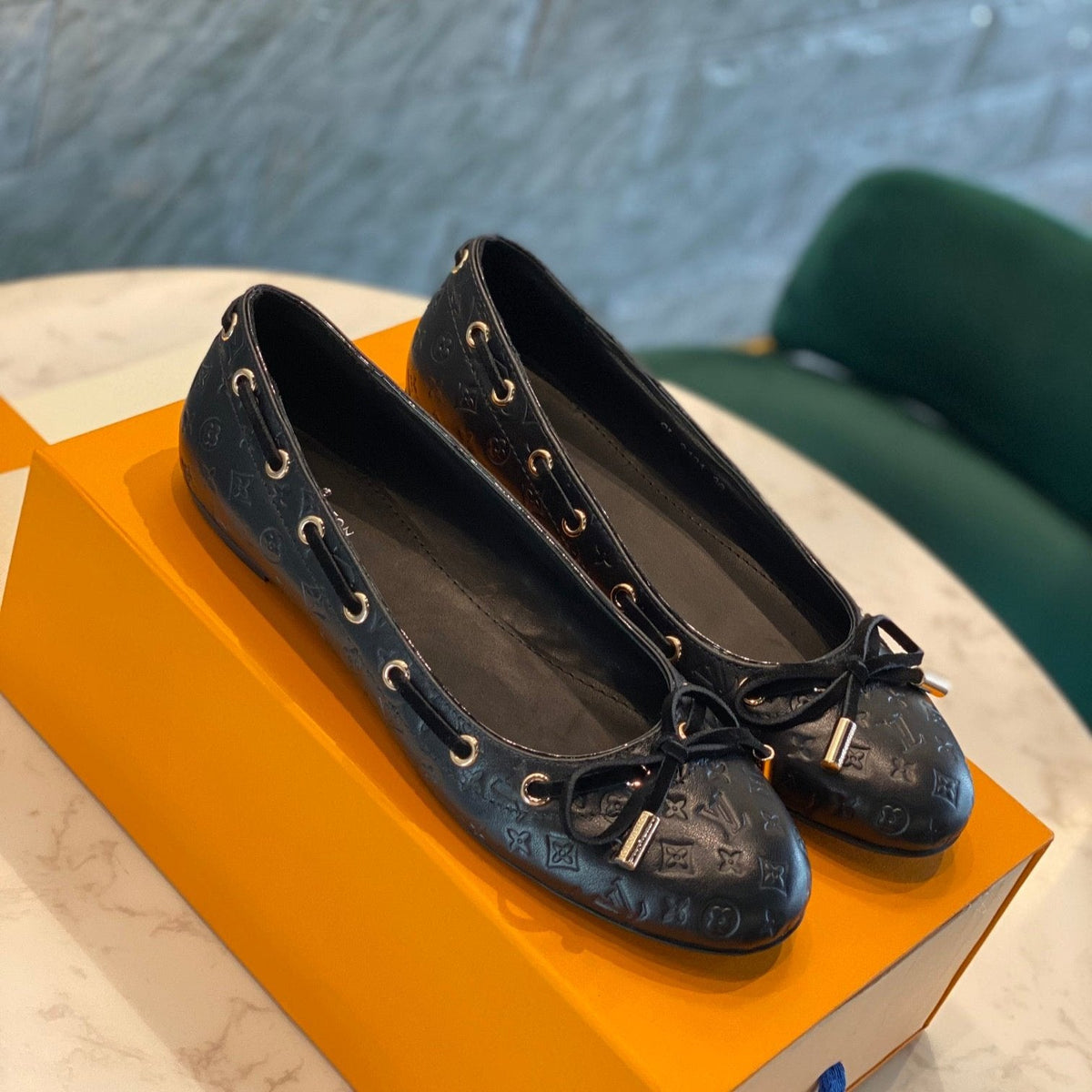 LV WOMEN'S BALLET FLAT IN BLACK EMBOSSED CALFSKIN WITH BOW
