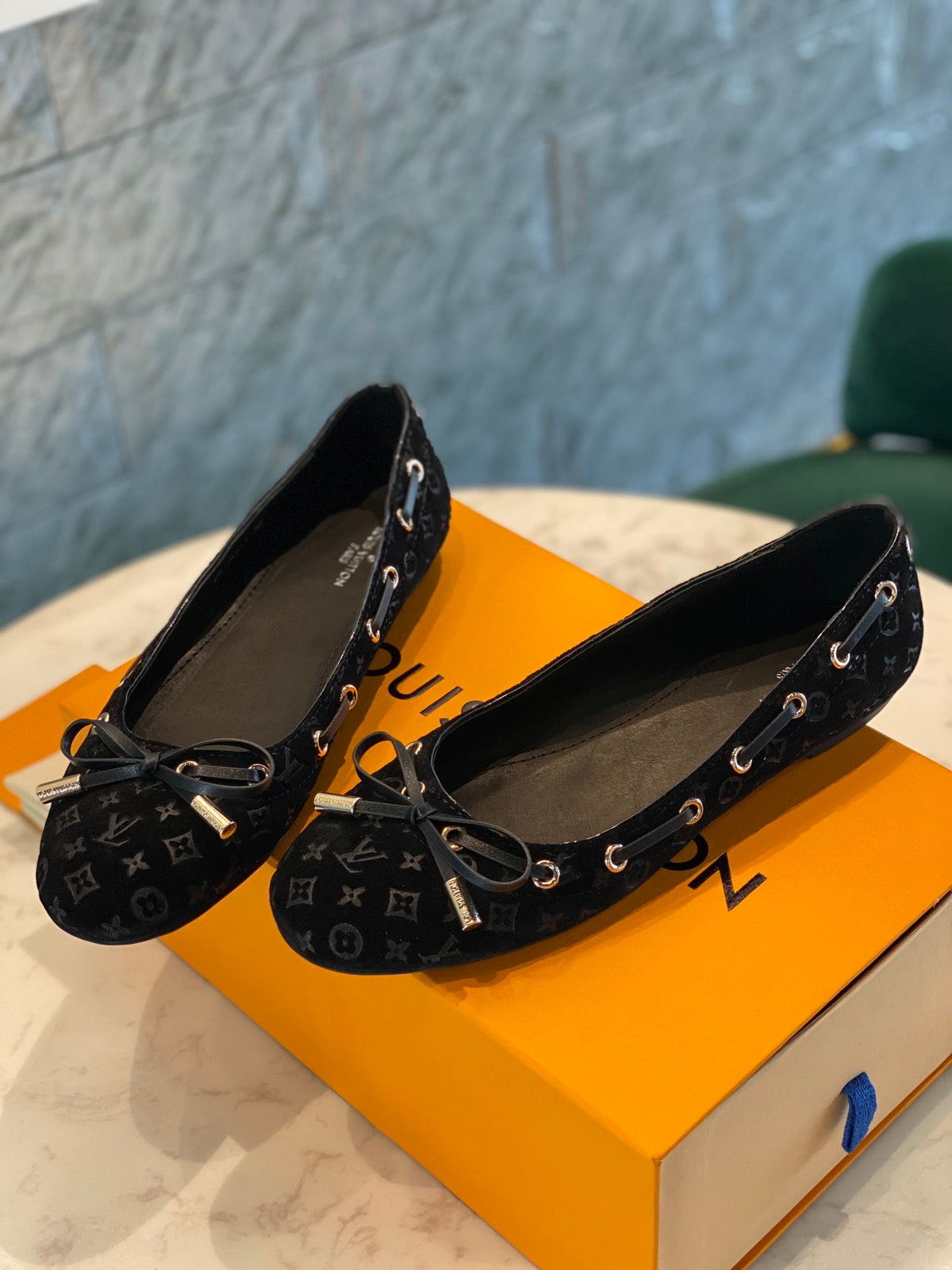 LV WOMEN'S BALLET FLAT IN BLACK MONOGRAM SUEDE WITH BOW