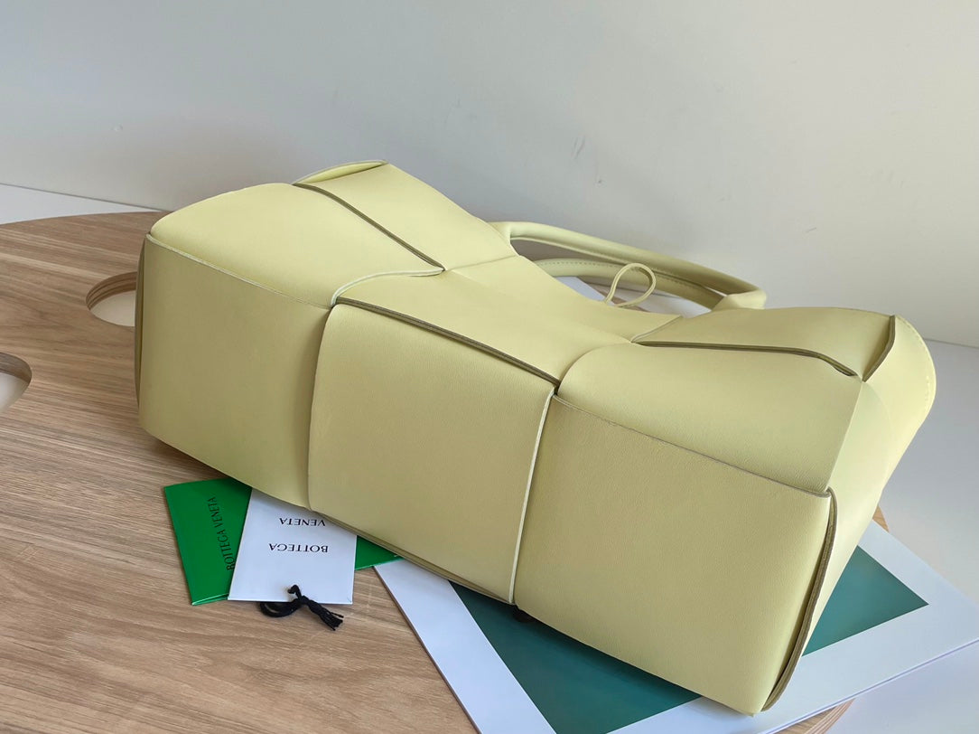ARCO TOTE 36 IN PALE YELLOW CALFSKIN