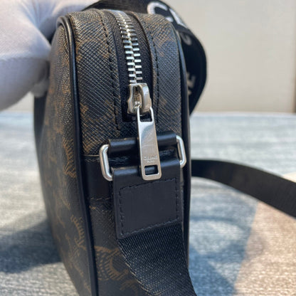 MEDIUM MESSENGER BAG 23 IN BLACK TRIOMPHE CANVAS