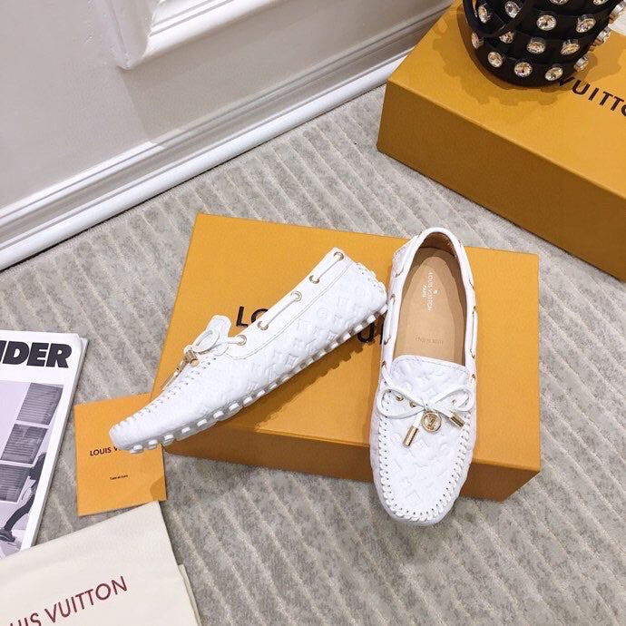 LV WOMEN'S DRIVER MOCCASIN IN WHITE EMBOSSED CALFSKIN