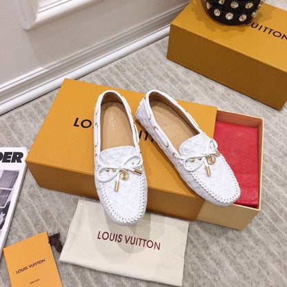 LV WOMEN'S DRIVER MOCCASIN IN WHITE EMBOSSED CALFSKIN