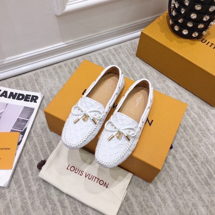 LV WOMEN'S DRIVER MOCCASIN IN WHITE EMBOSSED CALFSKIN