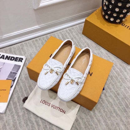 LV WOMEN'S DRIVER MOCCASIN IN WHITE EMBOSSED CALFSKIN