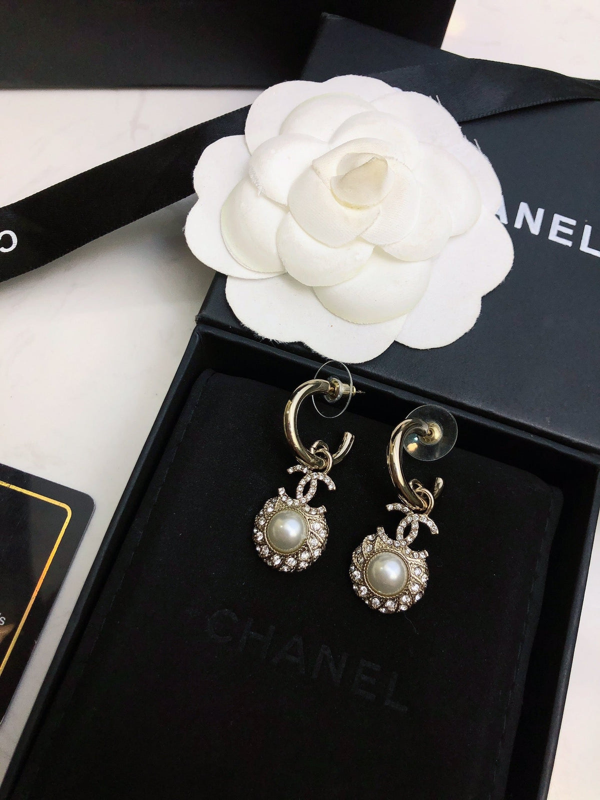 HOOP EARRINGS IN GOLD METAL WHITE PEARL CRYSTAL LOGO