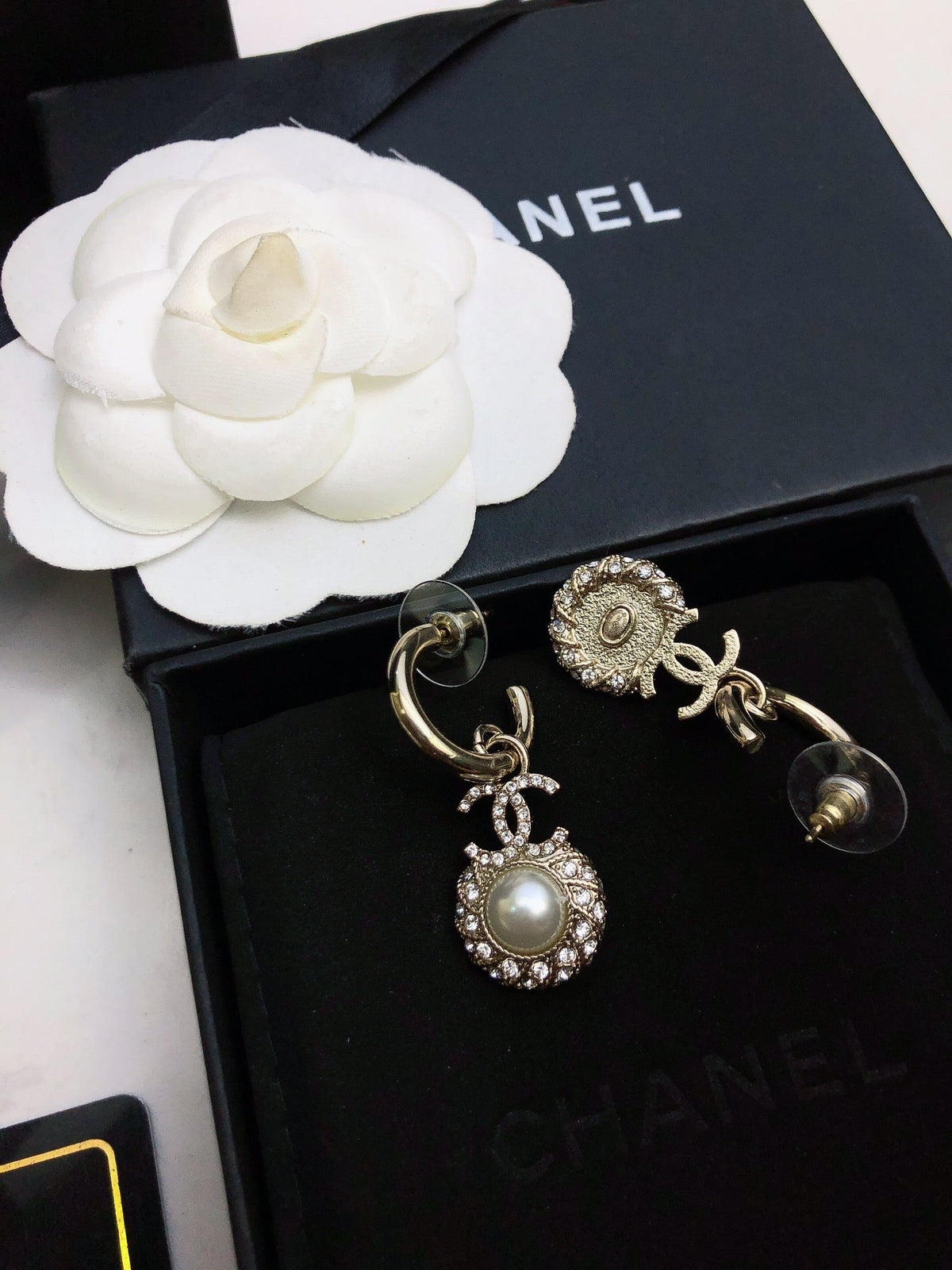 HOOP EARRINGS IN GOLD METAL WHITE PEARL CRYSTAL LOGO