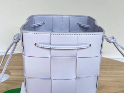 SMALL CASSETTE BUCKET 18 IN PALE PURPLE CALFSKIN