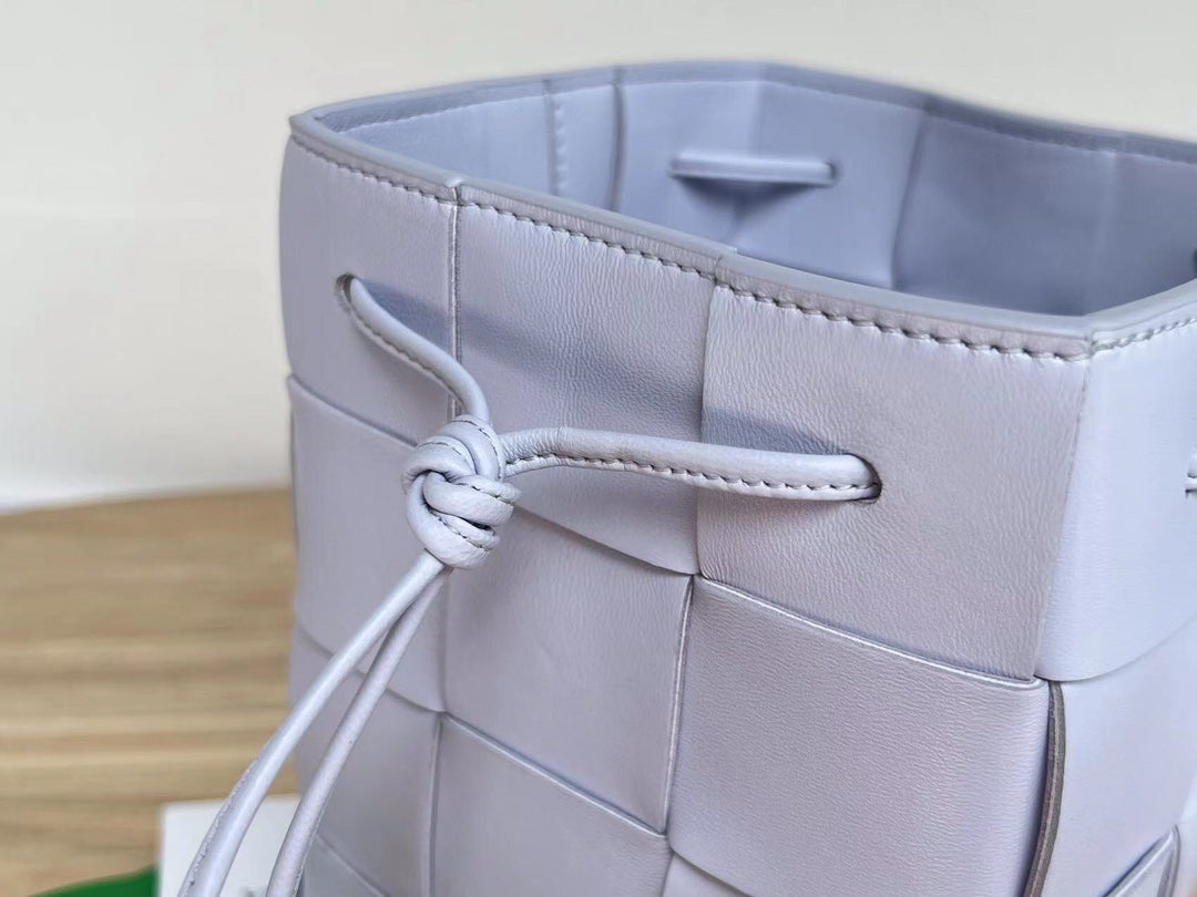 SMALL CASSETTE BUCKET 18 IN PALE PURPLE CALFSKIN