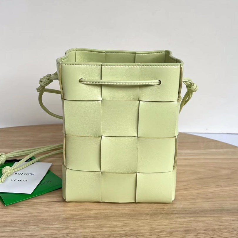 SMALL CASSETTE BUCKET 18 IN PASTEL YELLOW CALFSKIN