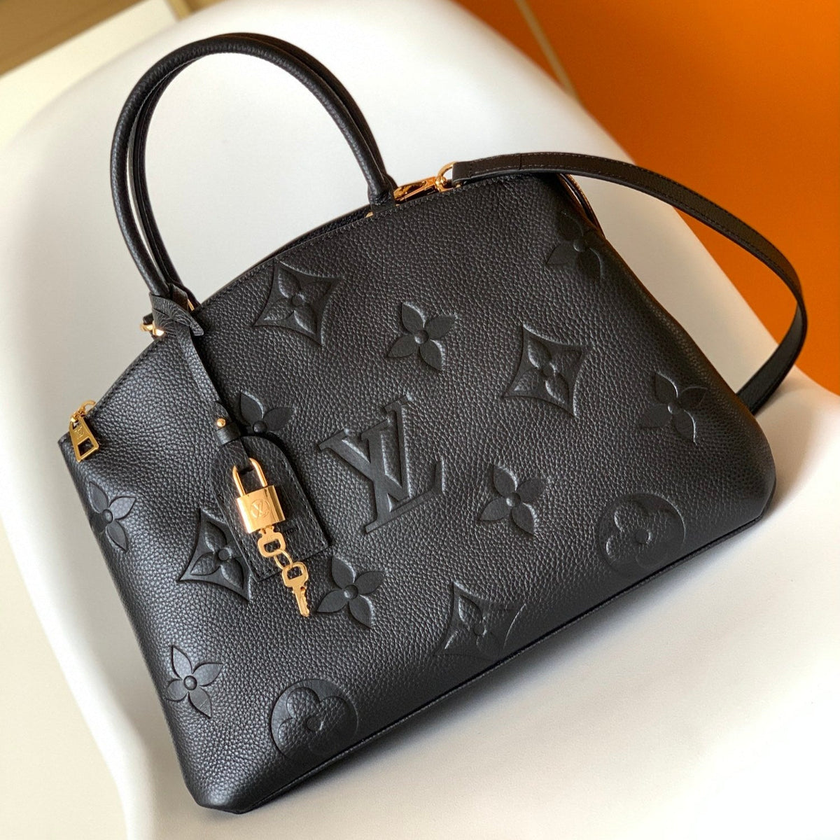 PETIT PALAIS PM LARGE SHOULDER BAG 34 IN BLACK EMBOSSED COWHIDE GOLD-TONE HARDWARE