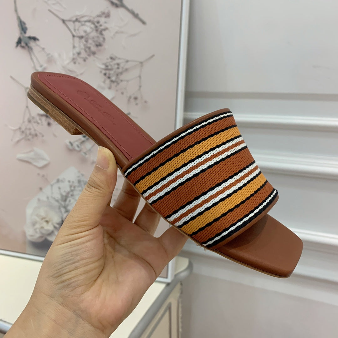 LP RAFFIA CHARMS FLATS SANDAL CARAMEL CALFSKIN