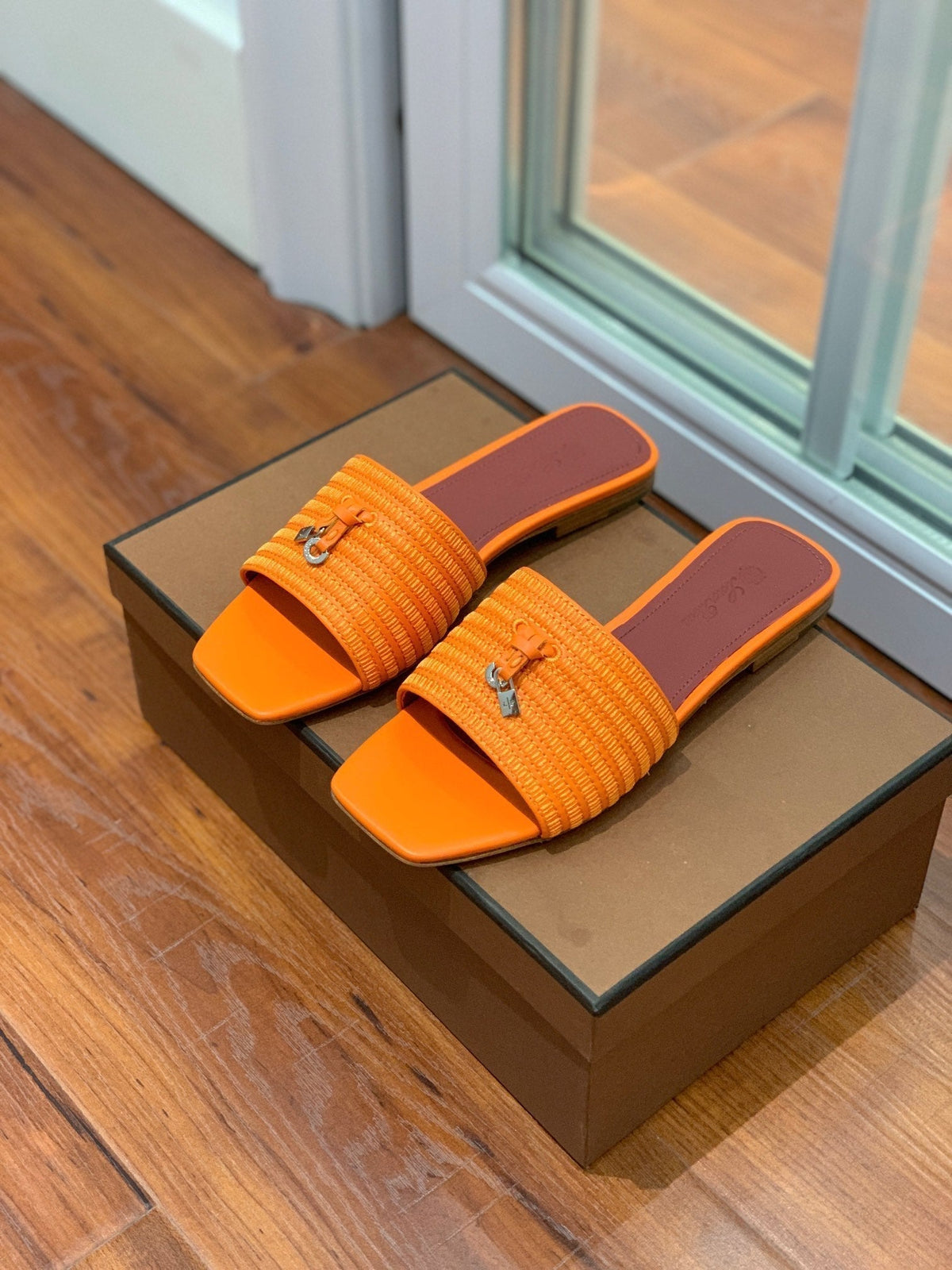 LP RAFFIA CHARMS FLATS SANDAL ORANGE CALFSKIN