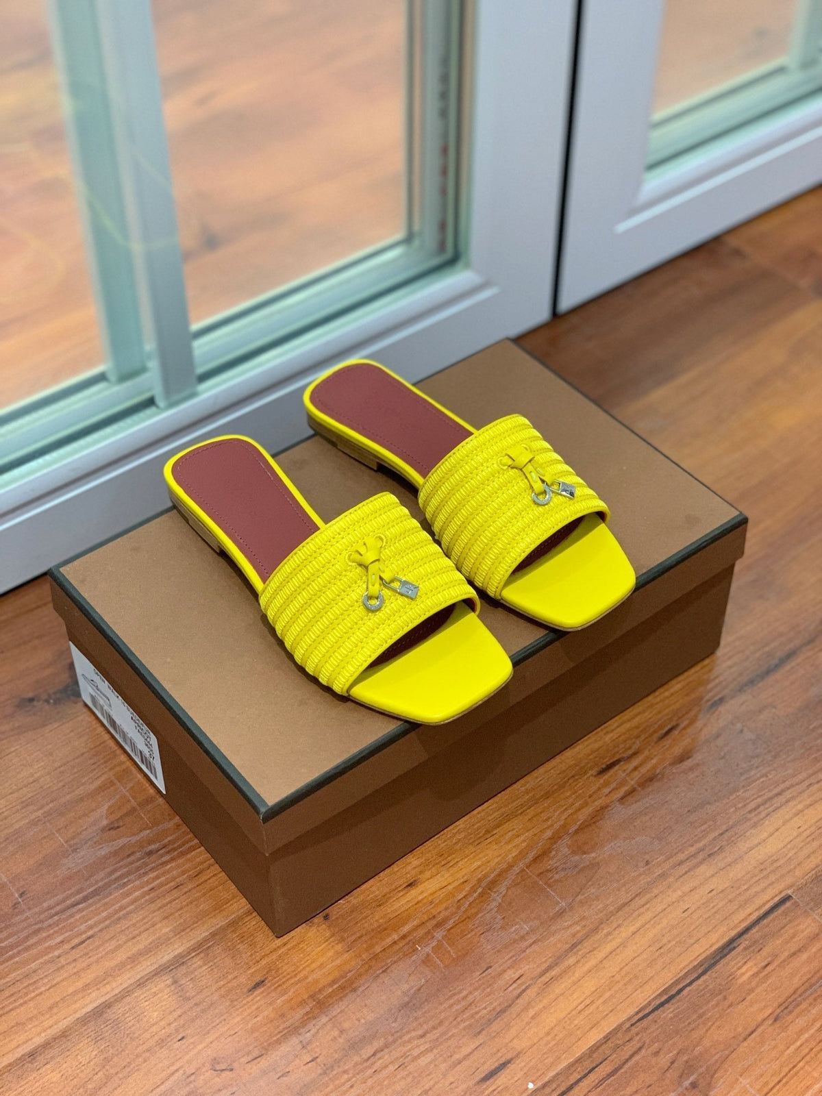 LP RAFFIA CHARMS FLATS SANDAL LEMON CALFSKIN