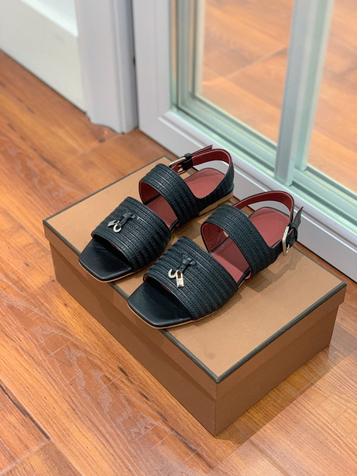 LP RAFFIA CHARMS STRAP FLATS SANDAL BLACK CALFSKIN