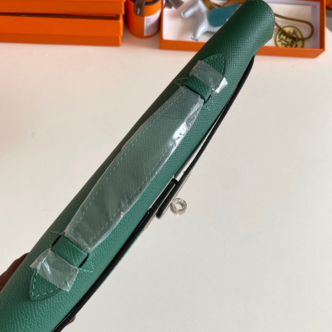 KELLY CUT 31 IN GREEN FOREST CALFSKIN WITH SILVER HARDWARE